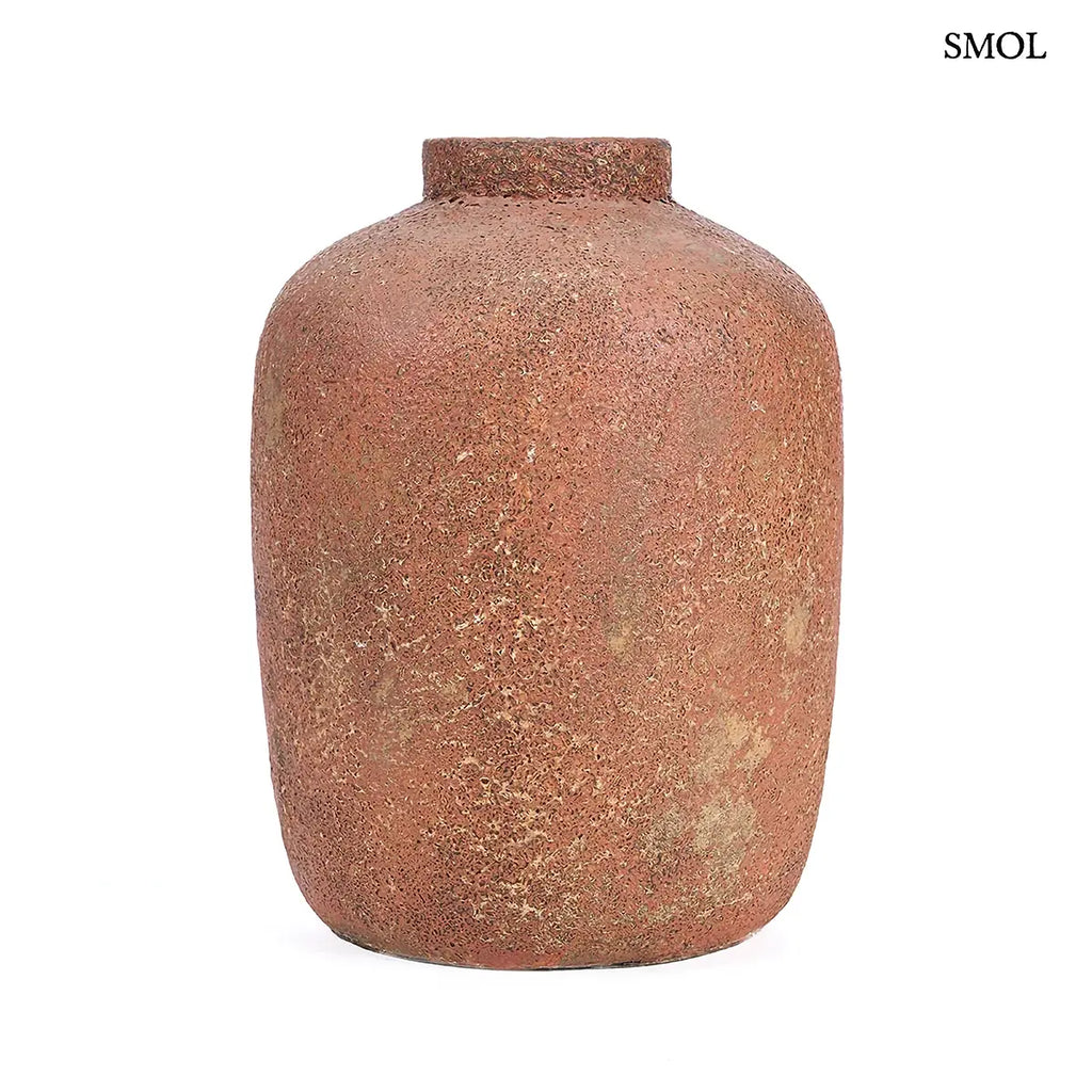 CLAY ECHO terrakotta váza L méret, kézzel formált, kerek organikus forma, érdes textúra – 30 × 40 × 30 cm
fehér háttérrel