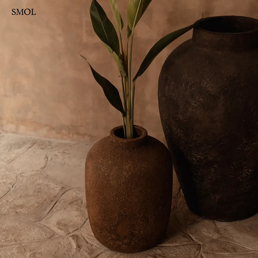 CLAY ECHO terrakotta váza L méret, kézzel formált, kerek organikus forma, érdes textúra – 30 × 40 × 30 cm
növénnyel padlón