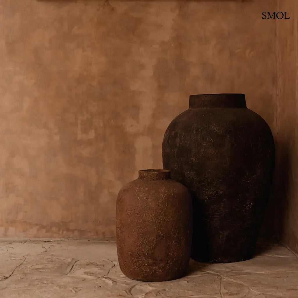 CLAY ECHO terrakotta váza L méret, kézzel formált, kerek organikus forma, érdes textúra – 30 × 40 × 30 cm
két váza padlón