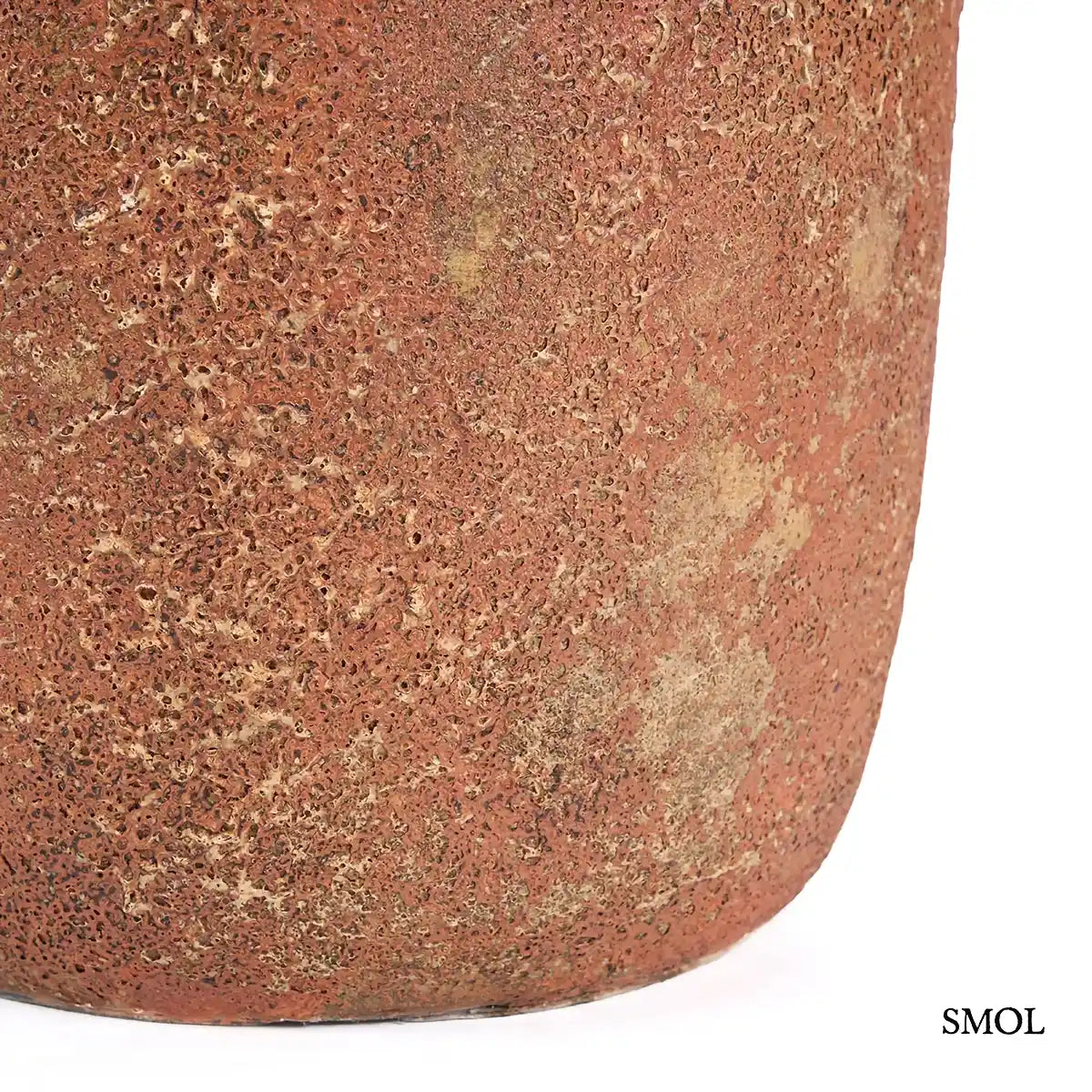 CLAY ECHO terrakotta váza L méret, kézzel formált, kerek organikus forma, érdes textúra – 30 × 40 × 30 cm
alsó rész nagyítva