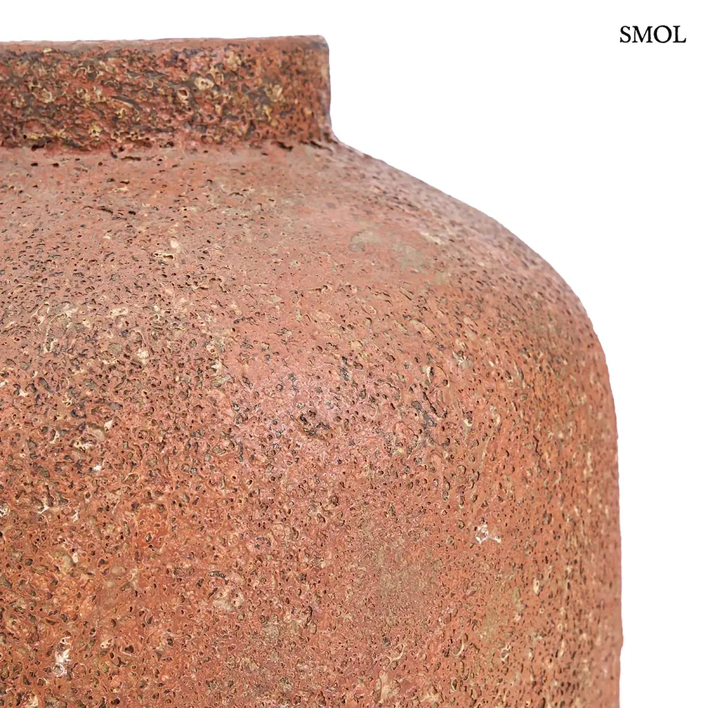 CLAY ECHO terrakotta váza L méret, kézzel formált, kerek organikus forma, érdes textúra – 30 × 40 × 30 cm
felső rész nagyítva