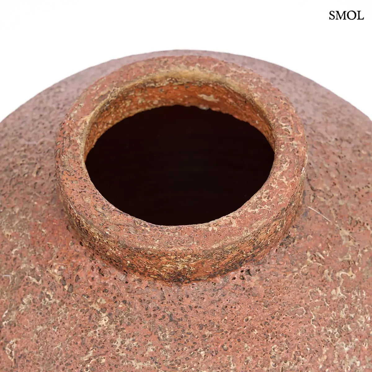 CLAY ECHO terrakotta váza L méret, kézzel formált, kerek organikus forma, érdes textúra – 30 × 40 × 30 cm
felülről nagyítva