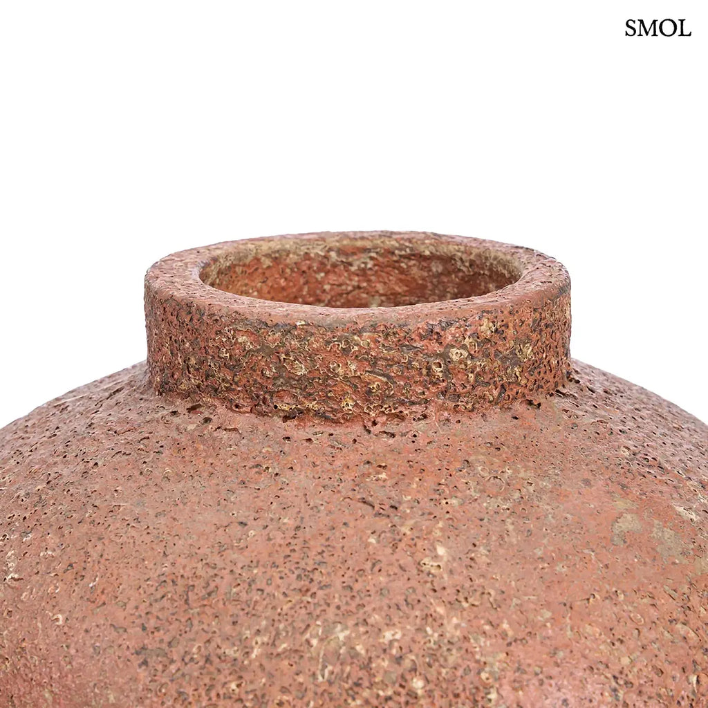 CLAY ECHO terrakotta váza L méret, kézzel formált, kerek organikus forma, érdes textúra – 30 × 40 × 30 cm
felső nyílás nagyítva oldalról