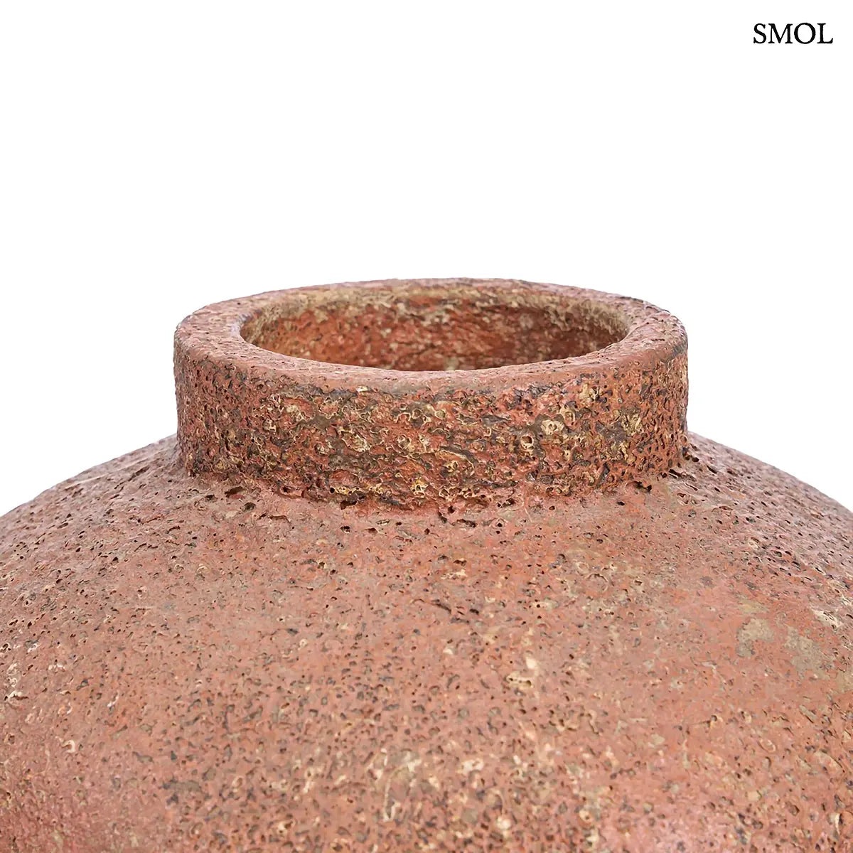 CLAY ECHO terrakotta váza L méret, kézzel formált, kerek organikus forma, érdes textúra – 30 × 40 × 30 cm
felső nyílás nagyítva oldalról