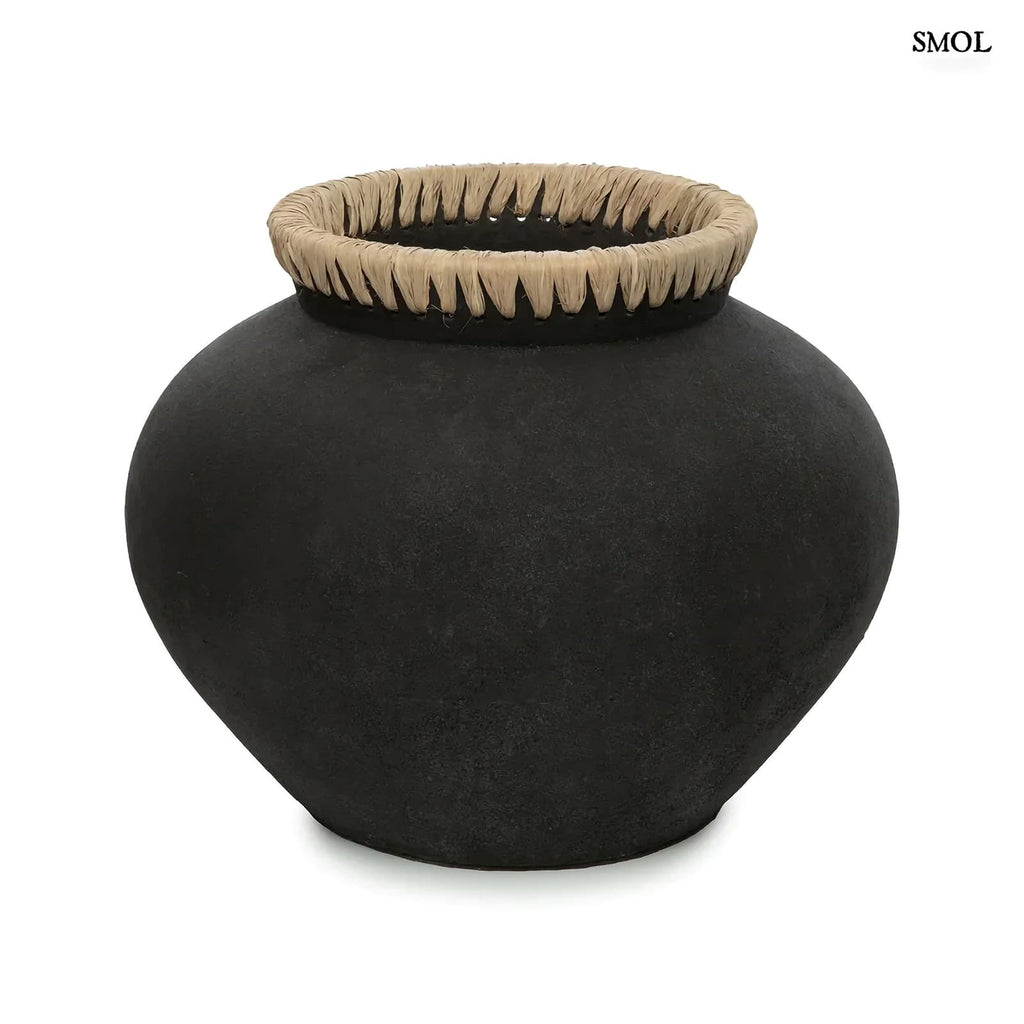 Váza - terrakotta, raffiával, 33 cm | VIVAN - smol.hu - fehér háttérrel