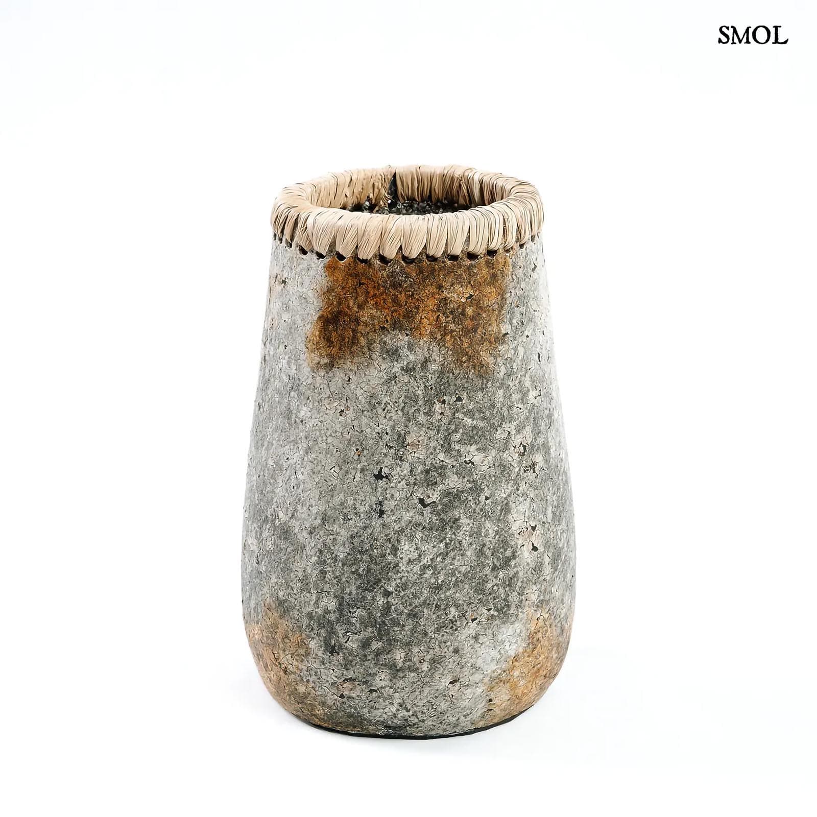 Váza - terrakotta, szürke, raffiával, 22 cm | SUSIE - smol.hu - fehér háttérrel