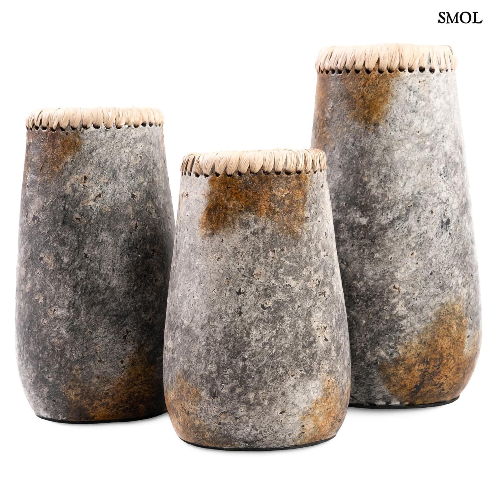 Váza - terrakotta, szürke, raffiával, 22 cm | SUSIE - smol.hu - három méretben, oldalról