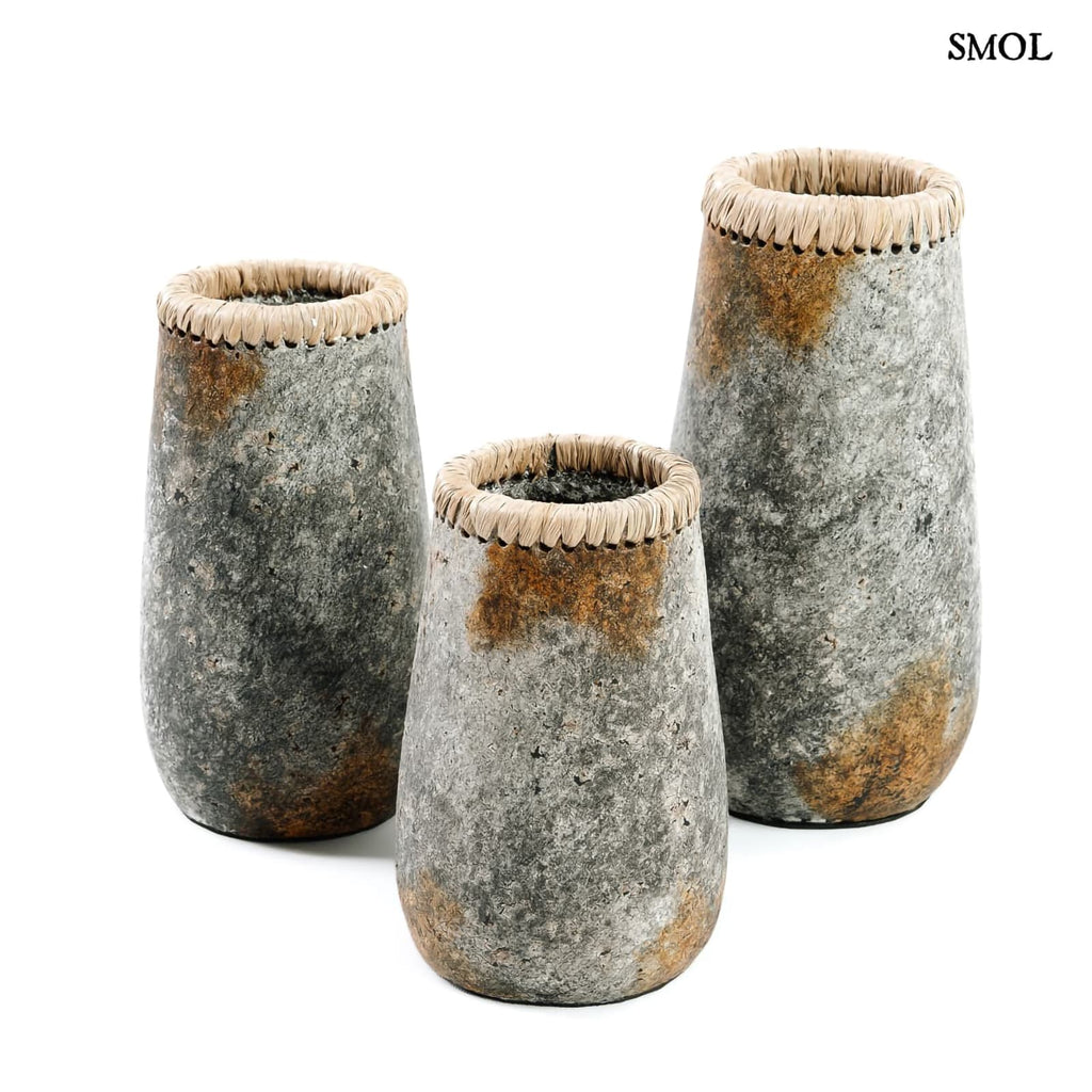 Váza - terrakotta, szürke, raffiával, 22 cm | SUSIE - smol.hu - három méretben