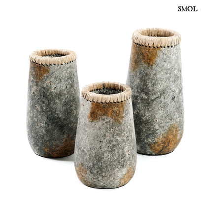 Váza - terrakotta, szürke, raffiával, 22 cm | SUSIE - smol.hu - három méretben