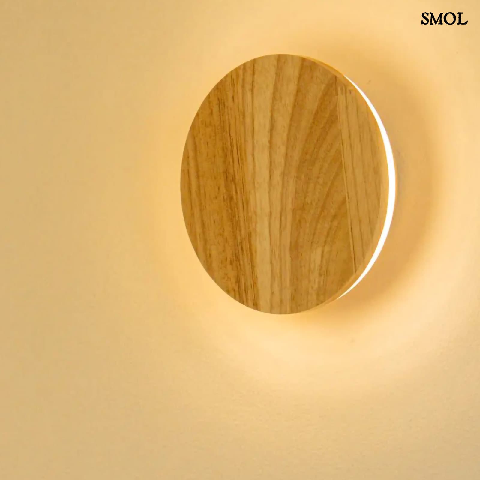 Vezeték Nélküli Fa Fali Lámpa, 16 cm | LOU LIGHT | SMOL - sárga háttérrel, ferdén