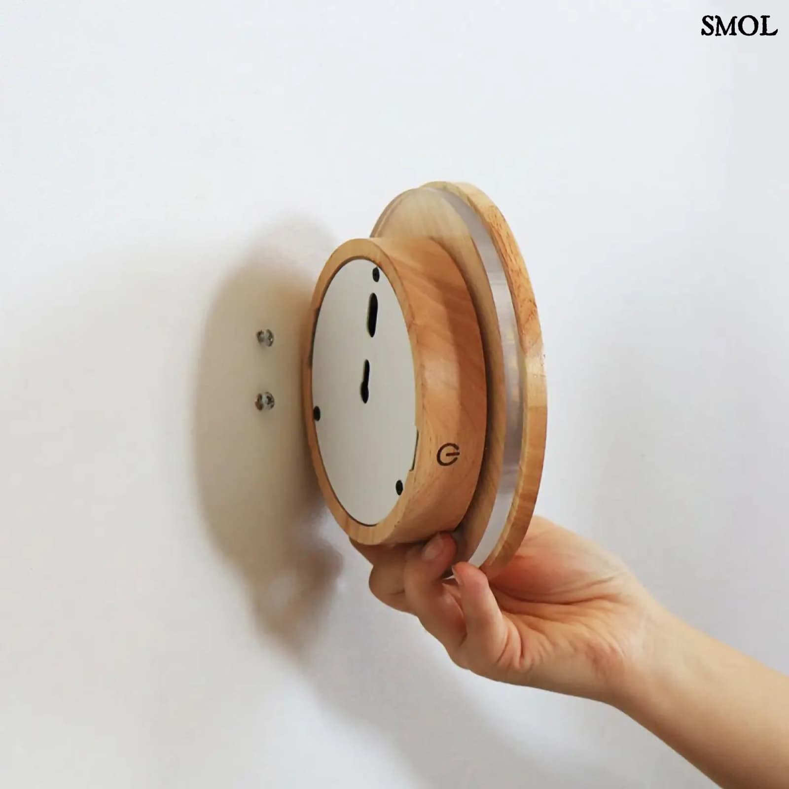 Vezeték Nélküli Fa Fali Lámpa, 16 cm | LOU LIGHT | SMOL - kézben, hátulról