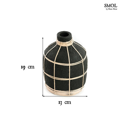 WES, fekete váza rattannal, 19 cm méretekkel