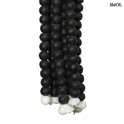 WOODEN BEADS, fekete, fa gyöngyös függődísz, 60 cm - smol.hu - gyöngyök nagyítva