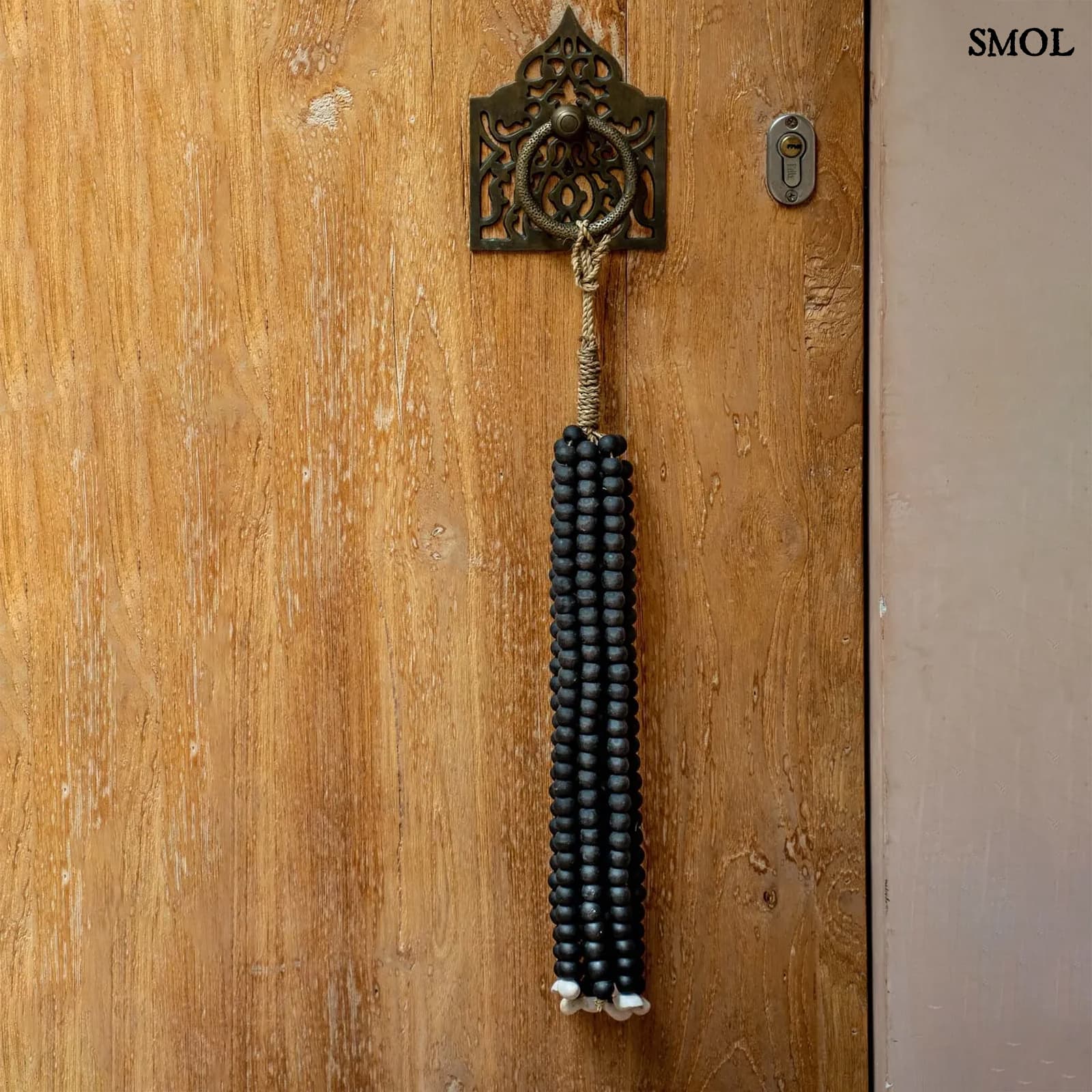 WOODEN BEADS, fekete, fa gyöngyös függődísz, 60 cm - smol.hu - ajtóra akasztva