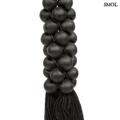 WOODEN BEADS, fekete gyöngyös, bojtos függődísz, 80 cm - smol.hu - gyöngyök nagyítva