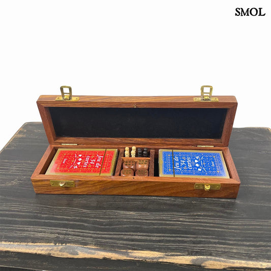 smol.hu -WOODICE, cribbage játékszett mangófából, 27 cm- kinyitva, fekete asztalon