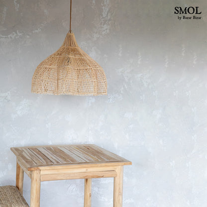 smol.hu -WULAN, natúr, rattan függőlámpa, d60 cm  asztallal, szürke fal előtt