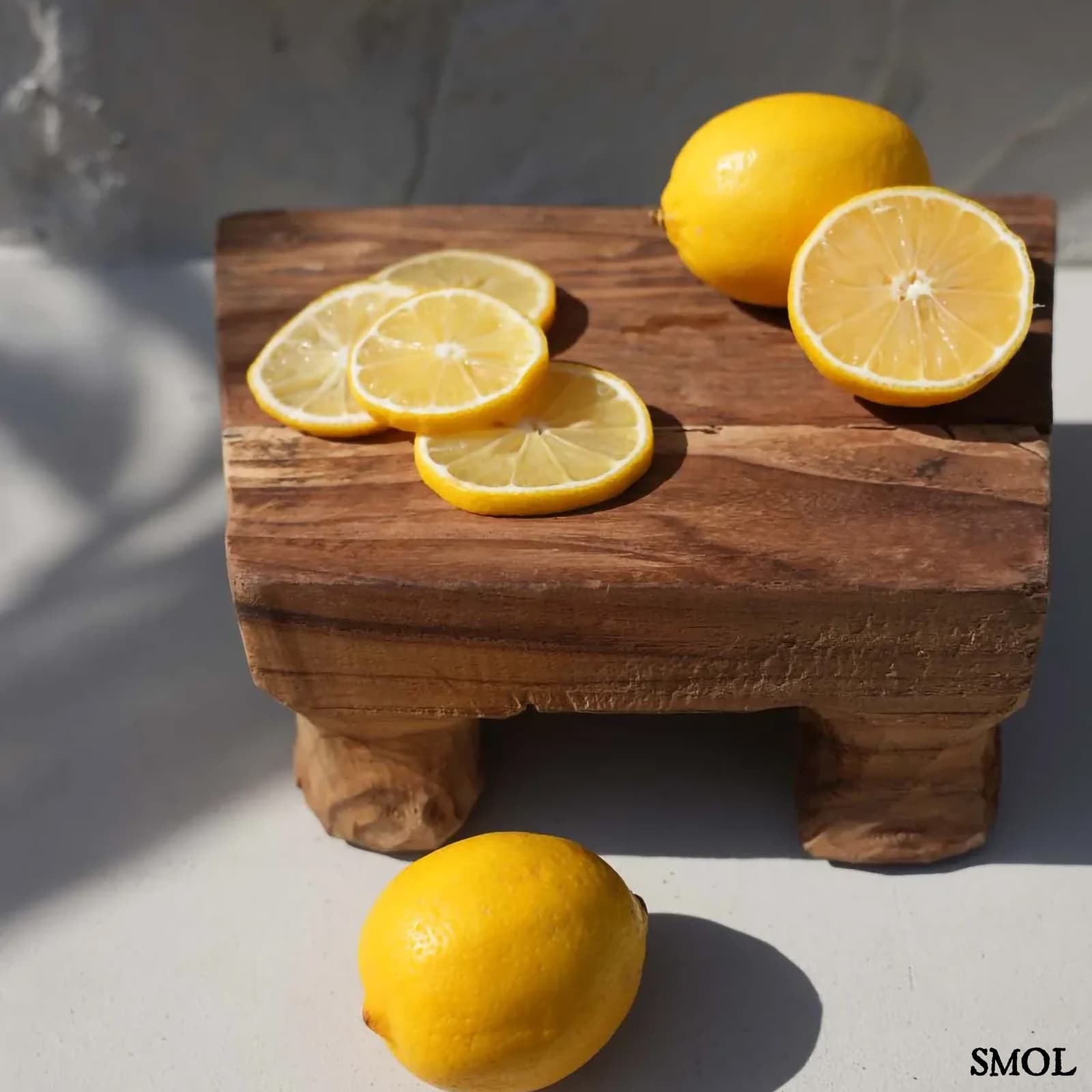 YUMMY, teakfa tálaló tál lábakon, 30 cm - smol.hu - citromokkal, közelről