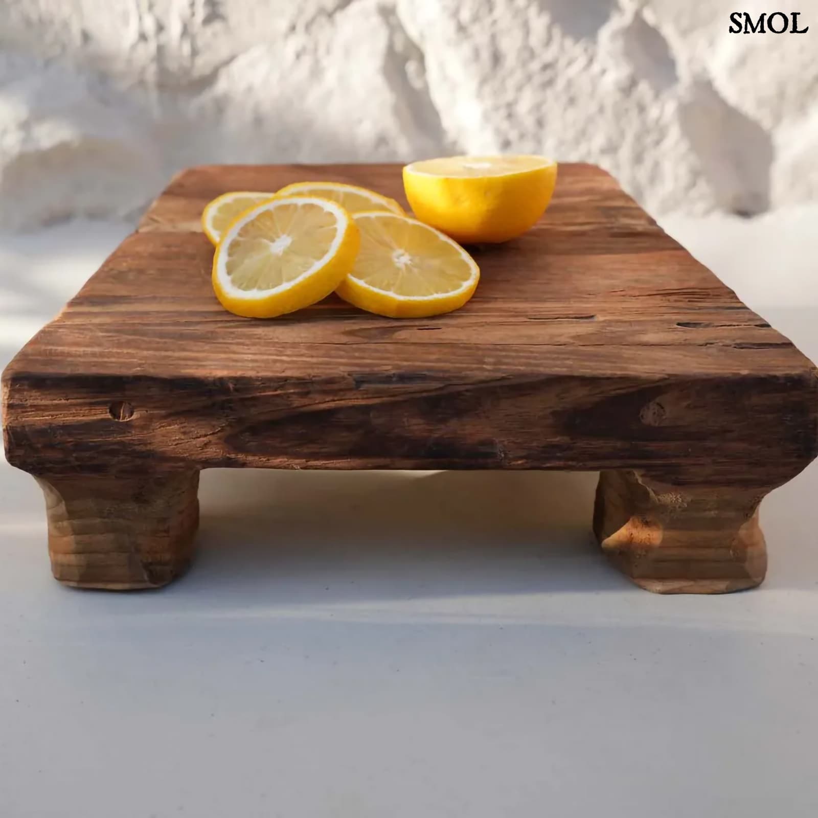 YUMMY, teakfa tálaló tál lábakon, 30 cm - smol.hu - citromokkal, oldalról