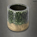 Rusztikus, henger alakú kerámia kaspó, alsó részén nyers barna agyaggal, felső részén pedig sötétzöld, rücskös mázzal szürke háttérrel