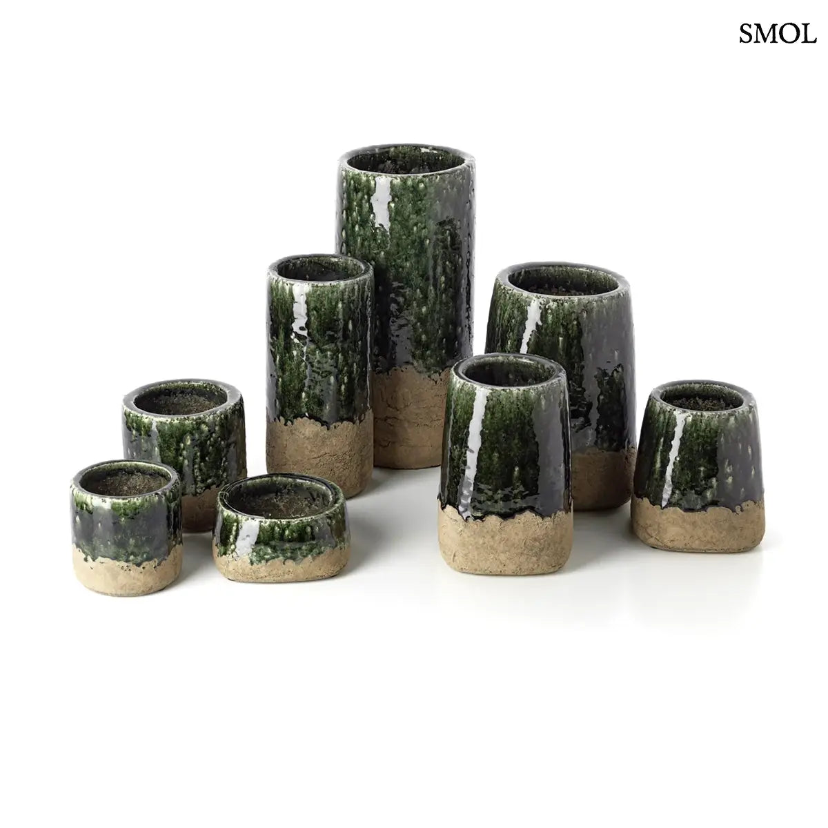 Rusztikus, henger alakú kerámia kaspó, alsó részén nyers barna agyaggal, felső részén pedig sötétzöld, rücskös mázzal, több méretben, felülről