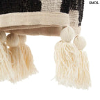 Azték mintás pamut ágytakaró natúr és fekete színekben - bojt nagyítva