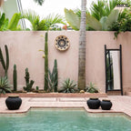 állótükör fekete teakfa keretben teraszon, növényekkel