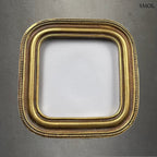 Antik arany képkeret kerekített sarkokkal és gyöngysoros díszítéssel, szürke háttérrel