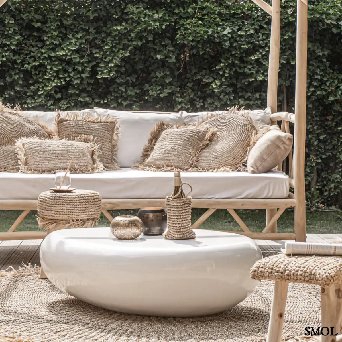 Arany gyertyatartó perforált mintával, meleg fényhatással kertben