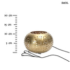 Arany gyertyatartó perforált mintával, meleg fényhatással méretarányosan