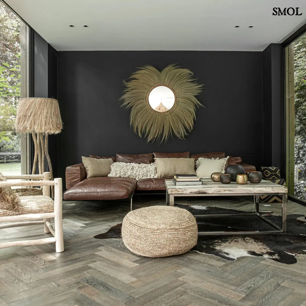 Arany gyertyatartó perforált mintával, meleg fényhatással nappaliban