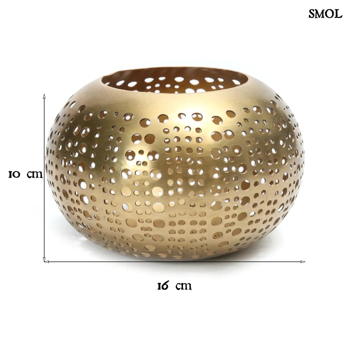 Arany gyertyatartó perforált mintával, meleg fényhatással méretekkel