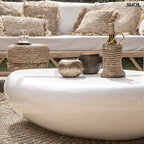 Arany gyertyatartó perforált mintával, meleg fényhatással teraszon, dohányzóasztalon