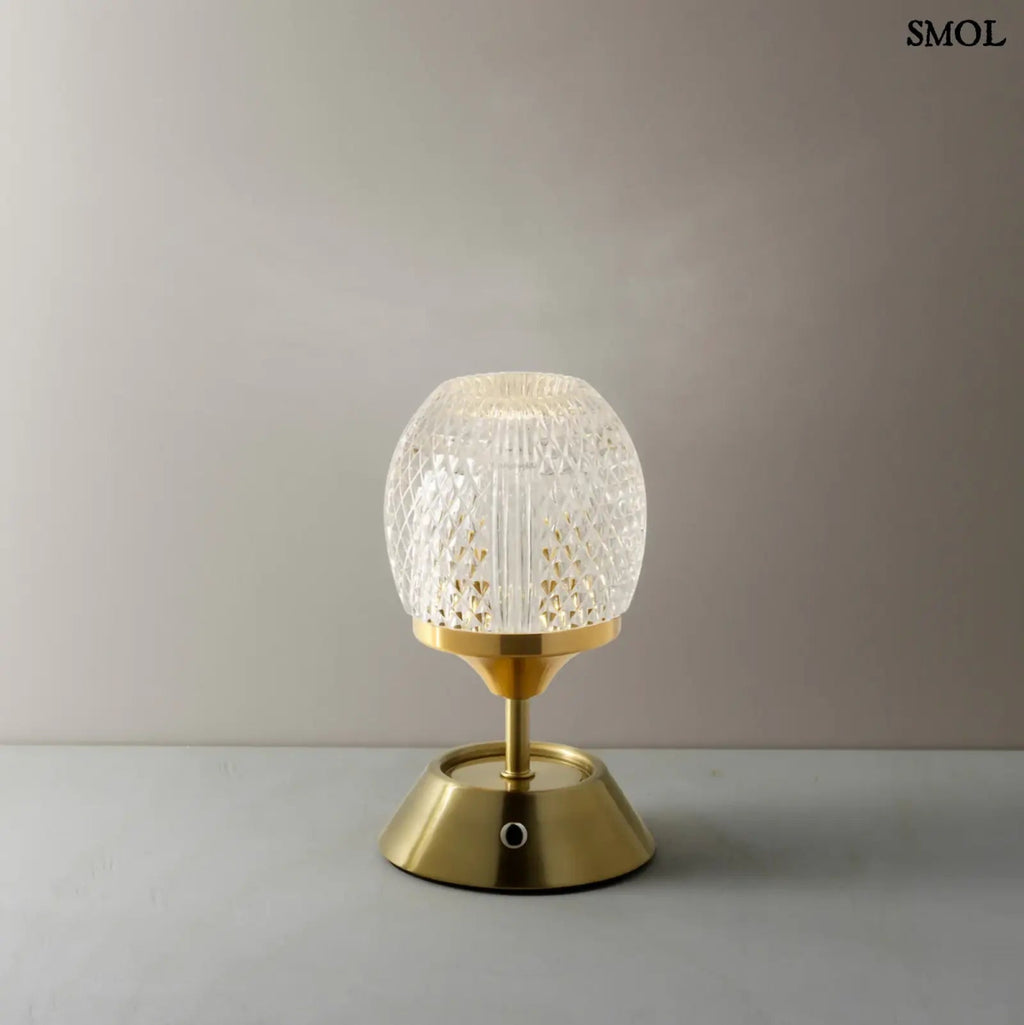Sárgaréz talpú, kristályhatású, fazettált üveg búrával ellátott, hordozható, tölthető LED asztali lámpa meleg fénnyel