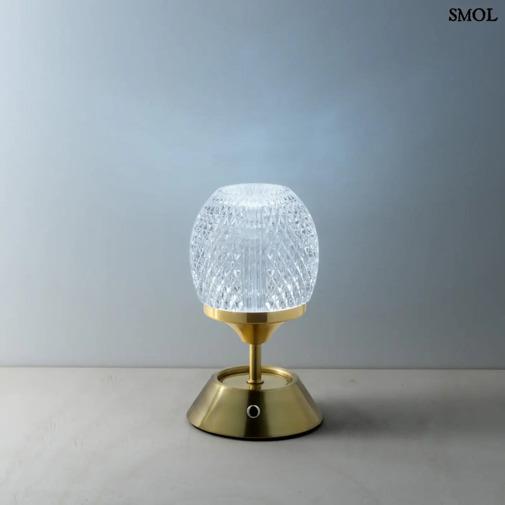 Sárgaréz talpú, kristályhatású, fazettált üveg búrával ellátott, hordozható, tölthető LED asztali lámpa hideg fénnyel
