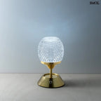 Sárgaréz talpú, kristályhatású, fazettált üveg búrával ellátott, hordozható, tölthető LED asztali lámpa hideg fénnyel