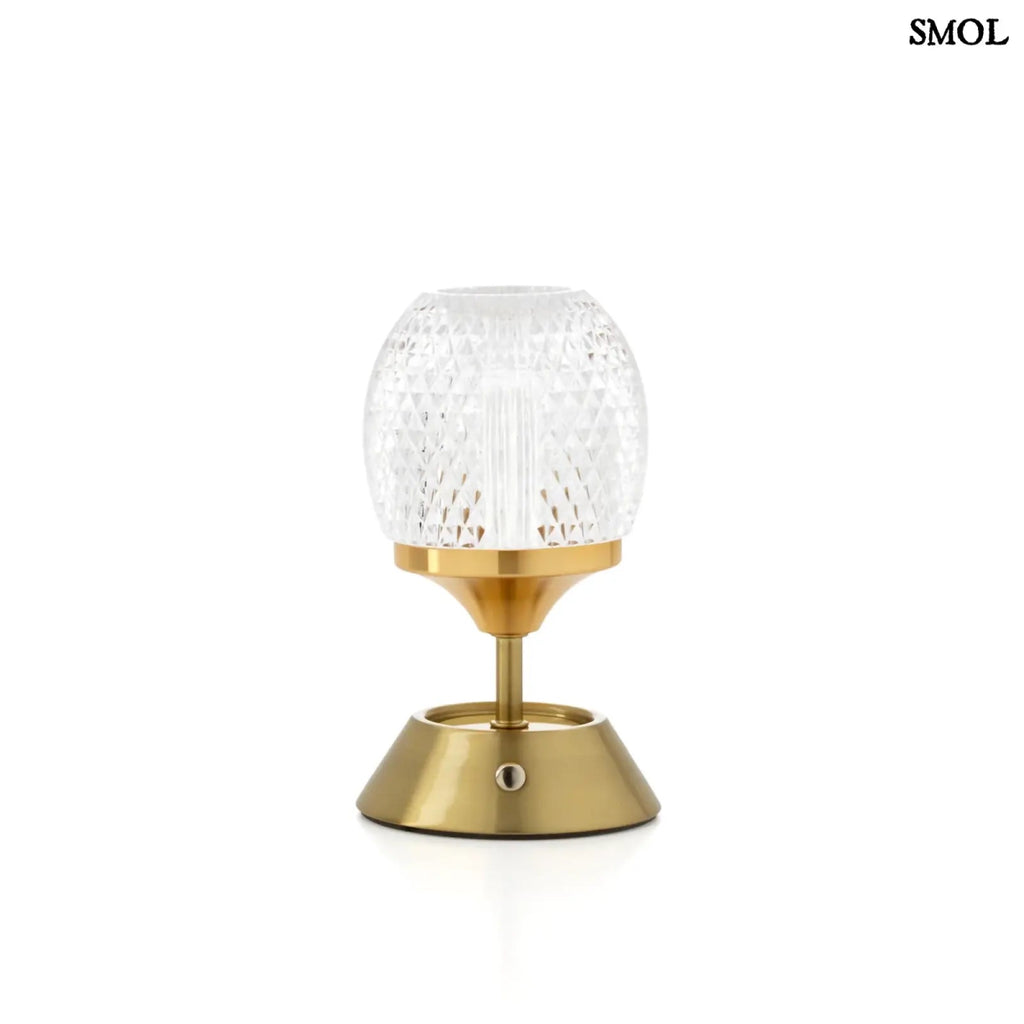Sárgaréz talpú, kristályhatású, fazettált üveg búrával ellátott, hordozható, tölthető LED asztali lámpa fehér háttérrel