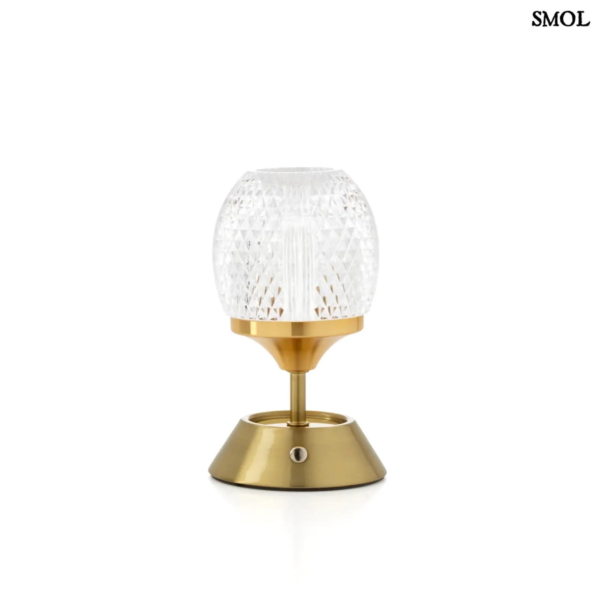 Sárgaréz talpú, kristályhatású, fazettált üveg búrával ellátott, hordozható, tölthető LED asztali lámpa fehér háttérrel