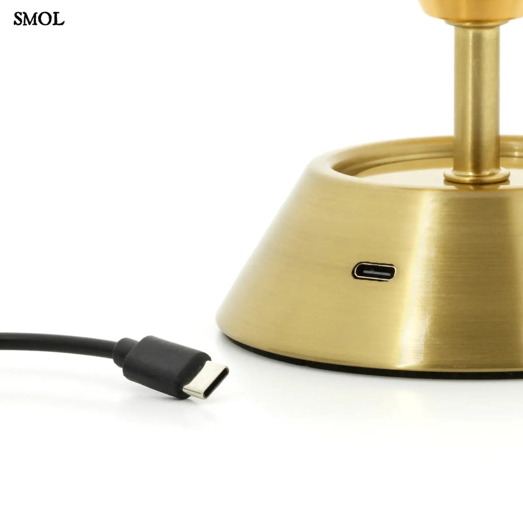 Sárgaréz talpú, kristályhatású, fazettált üveg búrával ellátott, hordozható, tölthető LED asztali lámpa töltővel