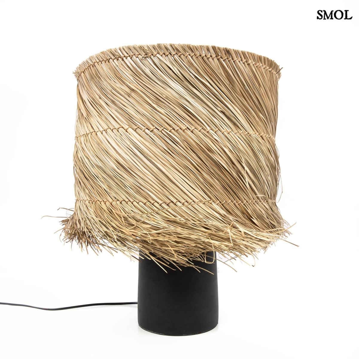 Természetes búrájú asztali lámpa kerámia talapzattal,  fehér háttérrel