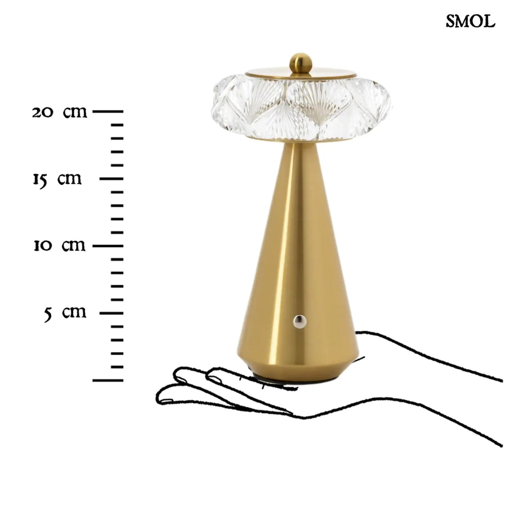 Arany színű, kúpos talapzatú, modern asztali lámpa méretarányosan