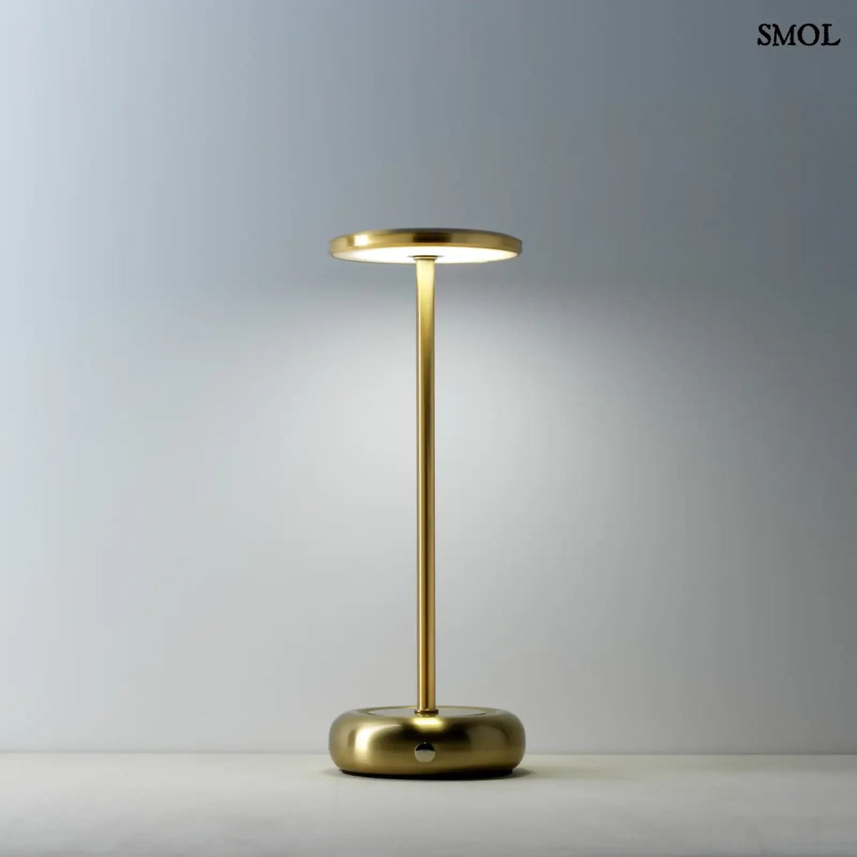 Hordozható LED asztali lámpa minimalista dizájnnal, sárgaréz színű fémből, lágy fénnyel