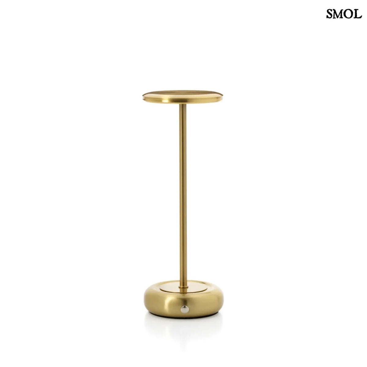 Hordozható LED asztali lámpa minimalista dizájnnal, sárgaréz színű fémből, fehér háttérrel