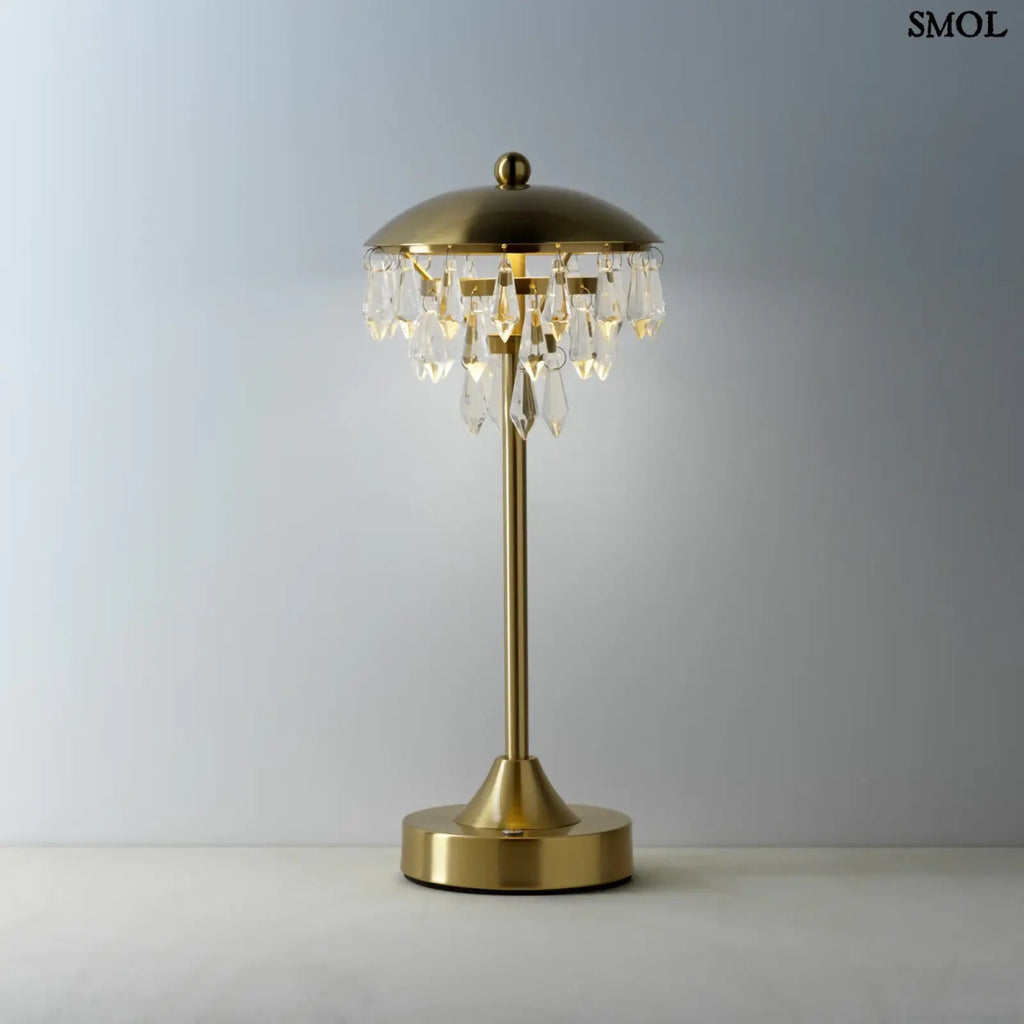 CHANDELETTE asztali lámpa sárgaréz állvánnyal és kristály függőkkel díszítve. Vezeték nélküli, hordozható, fénnyel