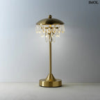 CHANDELETTE asztali lámpa sárgaréz állvánnyal és kristály függőkkel díszítve. Vezeték nélküli, hordozható, fénnyel