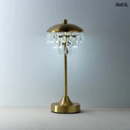 CHANDELETTE asztali lámpa sárgaréz állvánnyal és kristály függőkkel díszítve. Vezeték nélküli, hordozható hideg fénnyel