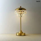 CHANDELETTE asztali lámpa sárgaréz állvánnyal és kristály függőkkel díszítve. Vezeték nélküli, hordozható, meleg fénnyel