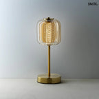 Lighty Gaga asztali lámpa sárgaréz állvánnyal és bordázott borostyán üveg búrával. Vezeték nélküli, hordozható LED közepes fénnyel