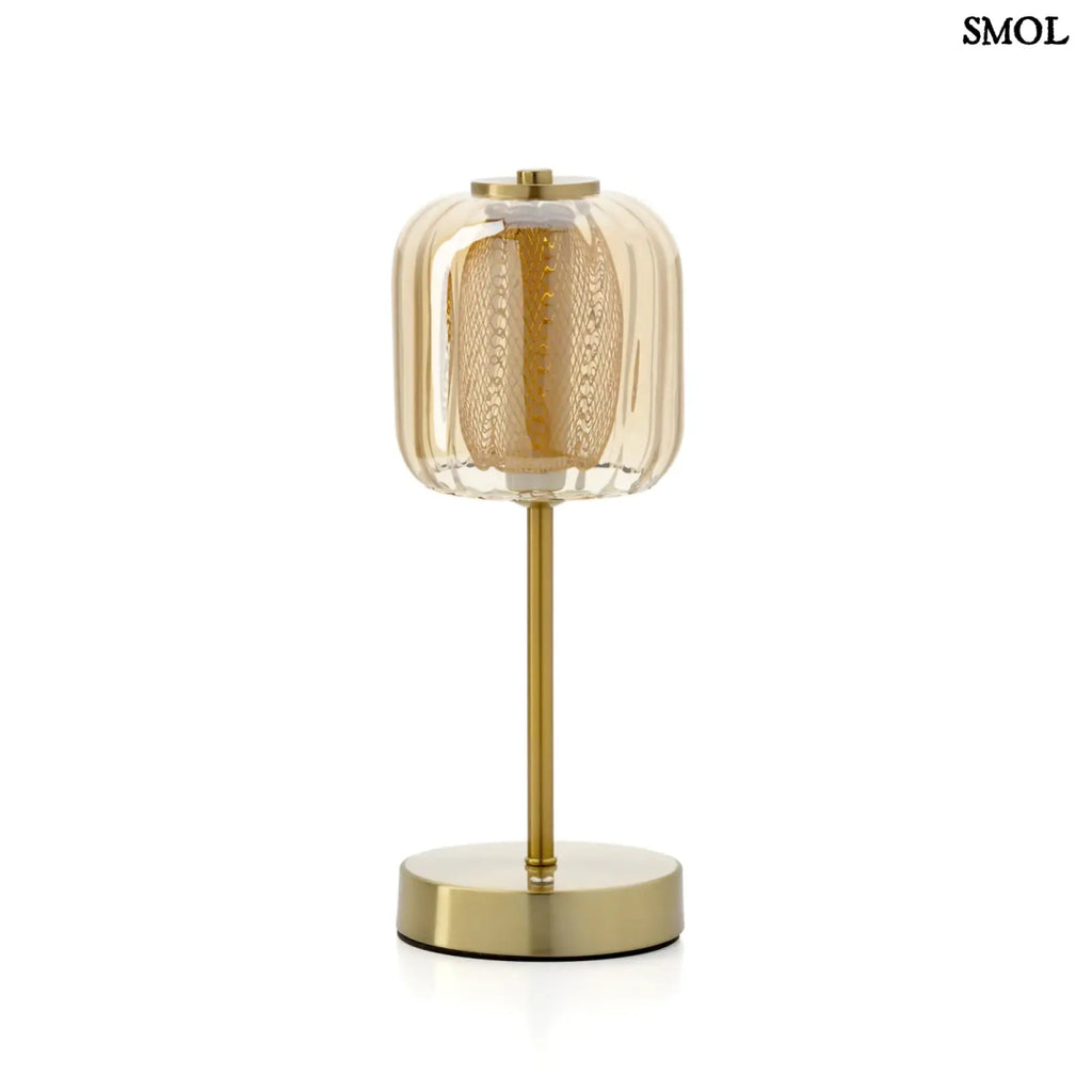 Lighty Gaga asztali lámpa sárgaréz állvánnyal és bordázott borostyán üveg búrával. Vezeték nélküli, hordozható LED fehér háttérrel