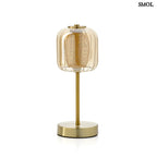 Lighty Gaga asztali lámpa sárgaréz állvánnyal és bordázott borostyán üveg búrával. Vezeték nélküli, hordozható LED fehér háttérrel